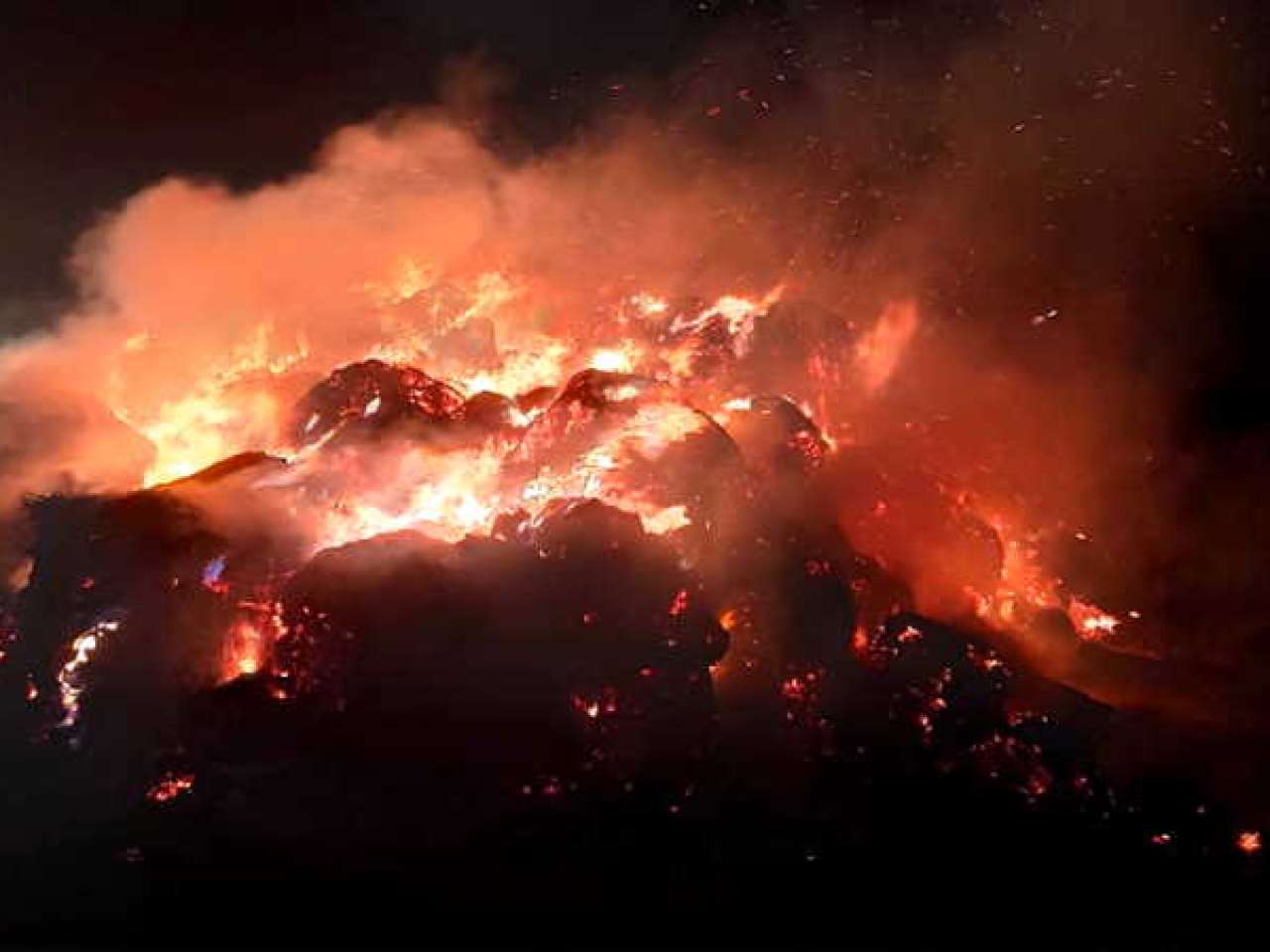 Pożar balotów w Drozdowie, z ogniem walczy kilka jednostek straży